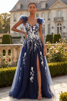 Laden Sie das Bild in den Galerie-Viewer, Marineblaues Blumen-A-Linie V-Ausschnitt Rüschenärmel Tüll-Langballkleid mit Schlitz