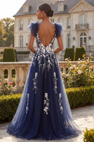 Laden Sie das Bild in den Galerie-Viewer, Marineblaues Blumen-A-Linie V-Ausschnitt Rüschenärmel Tüll-Langballkleid mit Schlitz