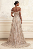 Laden Sie das Bild in den Galerie-Viewer, Glitzerndes, schulterloses Tüll-Meerjungfrauen-Champagner-gerafftes langes Abschlussballkleid mit Pailletten