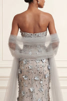 Laden Sie das Bild in den Galerie-Viewer, Silbernes Meerjungfrauen-Trägerloses Pailletten-Appliquiertes langes Abschlussballkleid mit Umhang