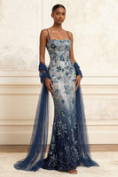 Laden Sie das Bild in den Galerie-Viewer, Glitzerndes Marineblaues Meerjungfrauen Pailletten Langes Abschlussballkleid mit Umhang