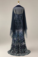 Laden Sie das Bild in den Galerie-Viewer, Glitzerndes Marineblaues Meerjungfrauen Pailletten Langes Abschlussballkleid mit Umhang