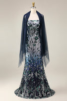 Laden Sie das Bild in den Galerie-Viewer, Glitzerndes Marineblaues Meerjungfrauen Pailletten Langes Abschlussballkleid mit Umhang