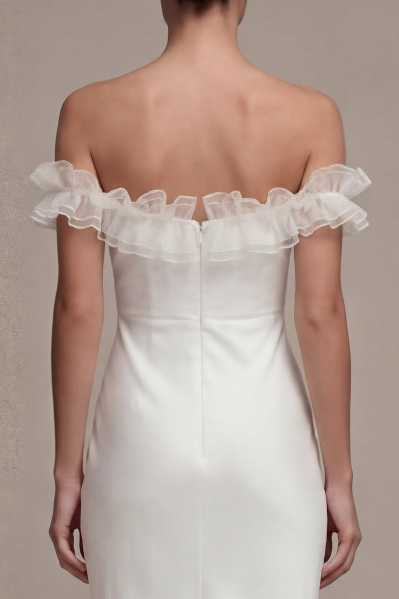Laden Sie das Bild in den Galerie-Viewer, Langes Weißes Schulterfreies Satin Standesamt Kleid mit Scheide und Rüschen