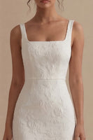 Laden Sie das Bild in den Galerie-Viewer, Weißes Jacquard Etui Standesamt Kleid mit Quadrathals