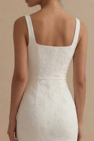 Laden Sie das Bild in den Galerie-Viewer, Weißes Jacquard Etui Standesamt Kleid mit Quadrathals