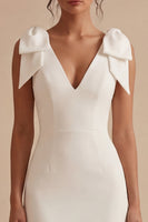 Laden Sie das Bild in den Galerie-Viewer, Weißes Bodycon Satin V-Ausschnitt Midi Standesamtkleid mit Schleifen