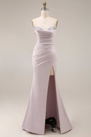 Laden Sie das Bild in den Galerie-Viewer, Satin-Meerjungfrau, hellviolettes Sweetheart, gerafftes, langes Abschlussballkleid mit Perlen und Schlitz