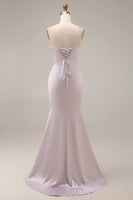 Laden Sie das Bild in den Galerie-Viewer, Satin-Meerjungfrau, hellviolettes Sweetheart, gerafftes, langes Abschlussballkleid mit Perlen und Schlitz
