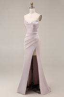 Laden Sie das Bild in den Galerie-Viewer, Satin-Meerjungfrau, hellviolettes Sweetheart, gerafftes, langes Abschlussballkleid mit Perlen und Schlitz