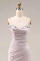 Laden Sie das Bild in den Galerie-Viewer, Satin-Meerjungfrau, hellviolettes Sweetheart, gerafftes, langes Abschlussballkleid mit Perlen und Schlitz