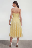 Laden Sie das Bild in den Galerie-Viewer, Gelbes Sweetheart gerafftes Spitzen-Midi-Kleid