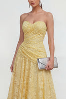 Laden Sie das Bild in den Galerie-Viewer, Gelbes Sweetheart gerafftes Spitzen-Midi-Kleid