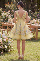 Laden Sie das Bild in den Galerie-Viewer, A-Linie gelbes V-Ausschnitt besticktes Mini-Blumenkleid mit gelbem Tüll