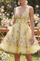 Laden Sie das Bild in den Galerie-Viewer, A-Linie gelbes V-Ausschnitt besticktes Mini-Blumenkleid mit gelbem Tüll