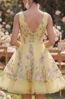 Laden Sie das Bild in den Galerie-Viewer, A-Linie gelbes V-Ausschnitt besticktes Mini-Blumenkleid mit gelbem Tüll