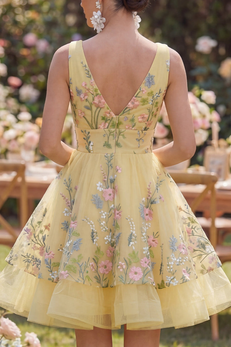 Laden Sie das Bild in den Galerie-Viewer, A-Linie gelbes V-Ausschnitt besticktes Mini-Blumenkleid mit gelbem Tüll