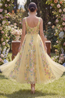 Laden Sie das Bild in den Galerie-Viewer, A-Linie Gelbes Quadratisches Tüll Besticktes Midikleid mit Blumen