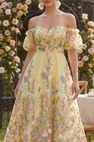 Laden Sie das Bild in den Galerie-Viewer, Schulterfreies A-Linie Gelbes Tüll Besticktes Kleid mit Puffärmeln