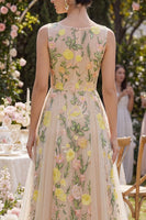 Laden Sie das Bild in den Galerie-Viewer, Champagner A-Linie Tüll Bateau-Hals Besticktes Langes Blumenkleid