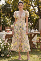Laden Sie das Bild in den Galerie-Viewer, Champagner-Tüll-A-Linie besticktes V-Ausschnitt florales Midi-Kleid mit Puffärmeln