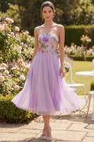Laden Sie das Bild in den Galerie-Viewer, Trägerloses, fliederfarbenes Tüll-A-Line-besticktes Blumen-Midi-Kleid