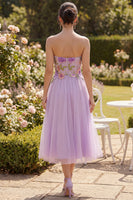 Laden Sie das Bild in den Galerie-Viewer, Trägerloses, fliederfarbenes Tüll-A-Line-besticktes Blumen-Midi-Kleid