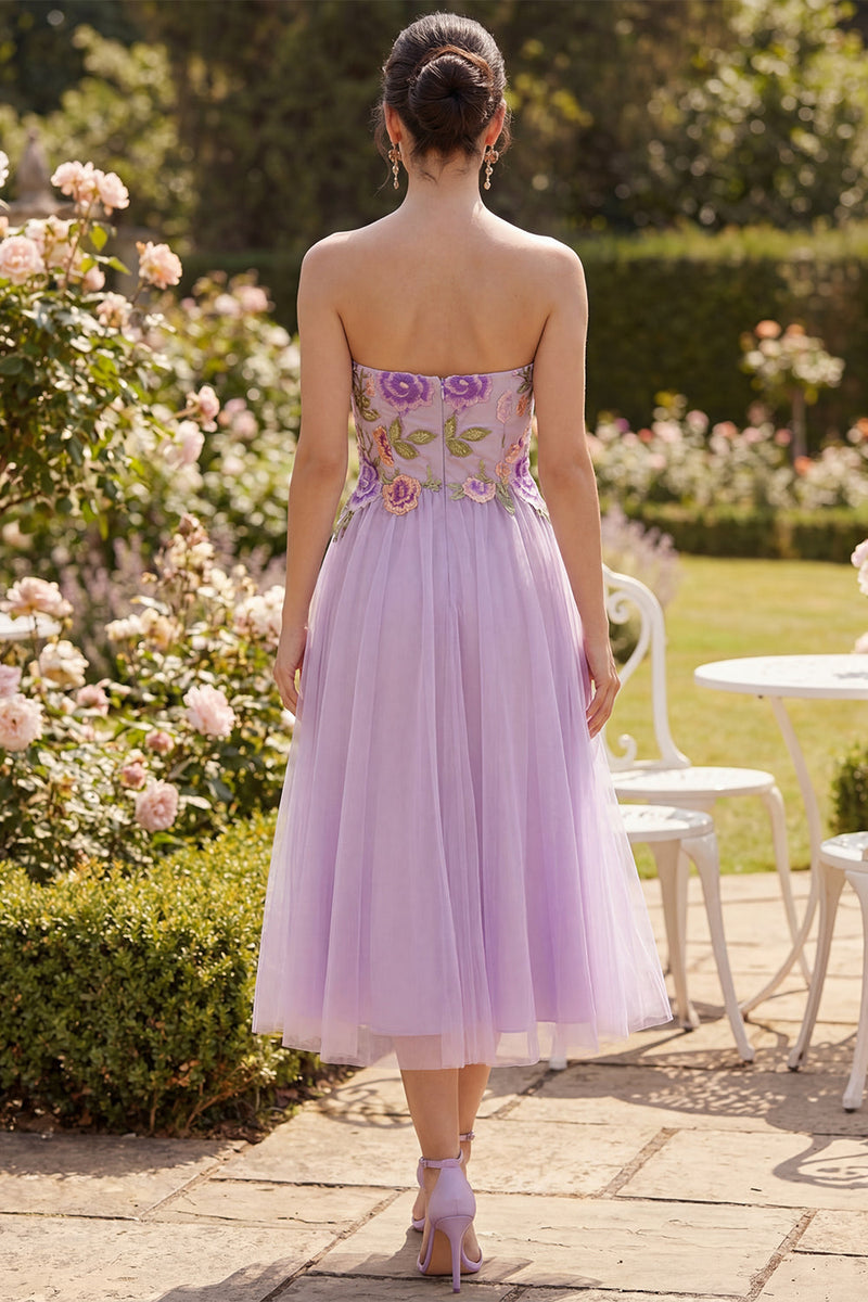 Laden Sie das Bild in den Galerie-Viewer, Trägerloses, fliederfarbenes Tüll-A-Line-besticktes Blumen-Midi-Kleid