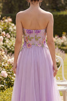 Laden Sie das Bild in den Galerie-Viewer, Trägerloses, fliederfarbenes Tüll-A-Line-besticktes Blumen-Midi-Kleid