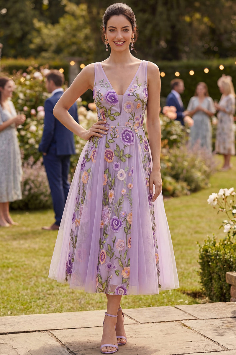 Laden Sie das Bild in den Galerie-Viewer, A-Linie lila Tüll V-Ausschnitt besticktes Midi-Blumenkleid
