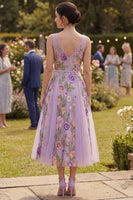 Laden Sie das Bild in den Galerie-Viewer, A-Linie lila Tüll V-Ausschnitt besticktes Midi-Blumenkleid