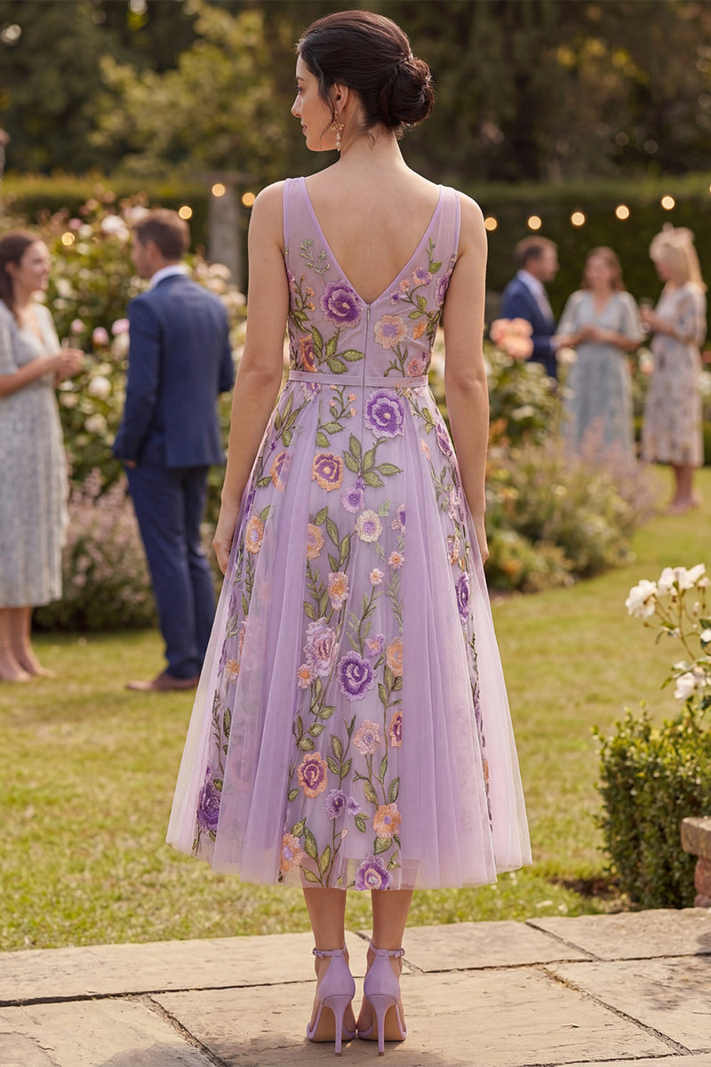 Laden Sie das Bild in den Galerie-Viewer, A-Linie lila Tüll V-Ausschnitt besticktes Midi-Blumenkleid