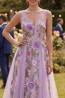 Laden Sie das Bild in den Galerie-Viewer, A-Linie lila Tüll V-Ausschnitt besticktes Midi-Blumenkleid