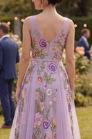Laden Sie das Bild in den Galerie-Viewer, A-Linie lila Tüll V-Ausschnitt besticktes Midi-Blumenkleid