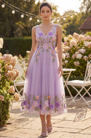 Laden Sie das Bild in den Galerie-Viewer, Flieder-Tüll A-Linie besticktes V-Ausschnitt-Midi-Blumenkleid