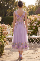Laden Sie das Bild in den Galerie-Viewer, Flieder-Tüll A-Linie besticktes V-Ausschnitt-Midi-Blumenkleid