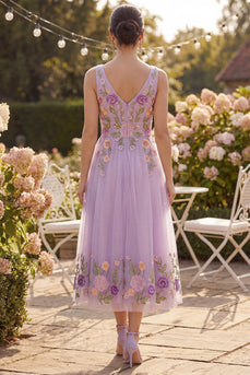 Flieder-Tüll A-Linie besticktes V-Ausschnitt-Midi-Blumenkleid