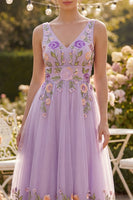 Laden Sie das Bild in den Galerie-Viewer, Flieder-Tüll A-Linie besticktes V-Ausschnitt-Midi-Blumenkleid