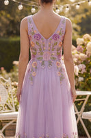 Laden Sie das Bild in den Galerie-Viewer, Flieder-Tüll A-Linie besticktes V-Ausschnitt-Midi-Blumenkleid
