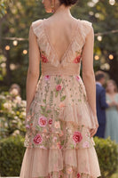 Laden Sie das Bild in den Galerie-Viewer, Blush V-Ausschnitt Tüll A-Linie Gestuftes Langes Besticktes Blumenkleid