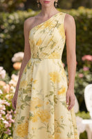 Laden Sie das Bild in den Galerie-Viewer, Buttergelbes, einschulterig, gefaltetes Blumenmuster A-Linie Maxikleid