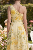 Laden Sie das Bild in den Galerie-Viewer, Buttergelbes, einschulterig, gefaltetes Blumenmuster A-Linie Maxikleid