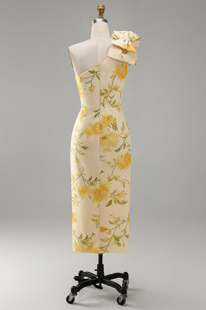 Laden Sie das Bild in den Galerie-Viewer, Buttergelbe, gerafftes, blumiges Midikleid mit einer Schulter und Schlitz