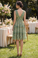Laden Sie das Bild in den Galerie-Viewer, Staubiges grünes gerafftes V-Ausschnitt-Midi-Kleid mit Rüschen