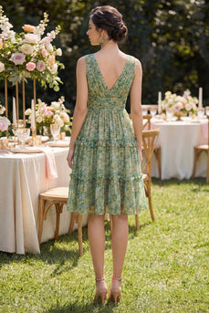 Staubiges grünes gerafftes V-Ausschnitt-Midi-Kleid mit Rüschen