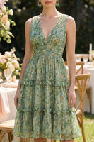 Laden Sie das Bild in den Galerie-Viewer, Staubiges grünes gerafftes V-Ausschnitt-Midi-Kleid mit Rüschen