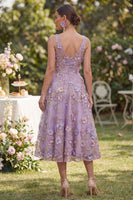 Laden Sie das Bild in den Galerie-Viewer, A-Linie Tüll-Flieder V-Ausschnitt appliquiertes, florales Midi-Kleid mit Perlen