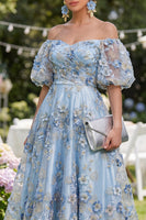Laden Sie das Bild in den Galerie-Viewer, Off-the-shoulder A-Linie Tüllblau appliquiertes, gerafftes Blumen-Midi-Kleid