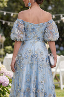 Laden Sie das Bild in den Galerie-Viewer, Off-the-shoulder A-Linie Tüllblau appliquiertes, gerafftes Blumen-Midi-Kleid