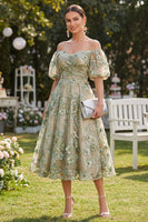 Laden Sie das Bild in den Galerie-Viewer, Off-the-shoulder A-Linie Tüllblau appliquiertes, gerafftes Blumen-Midi-Kleid